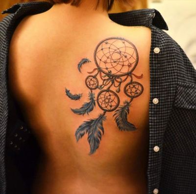  Tatouage attrape rêve avec des plumes bleues sur le coté arrière de l'épaule